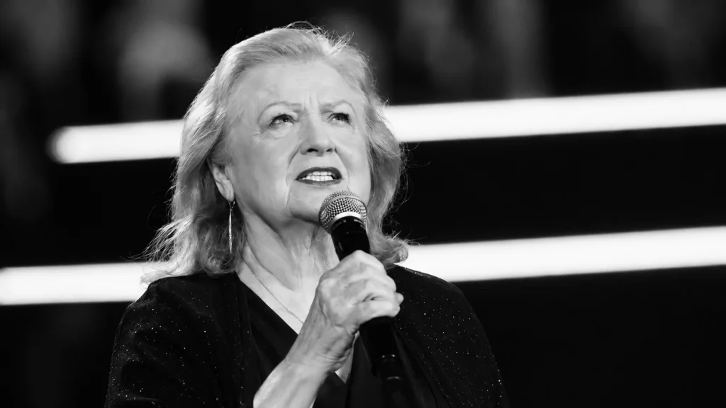 Stanisława Celińska podczas występu na scenie trzyma mikrofon i śpiewa w czarno-białym kadrze.
