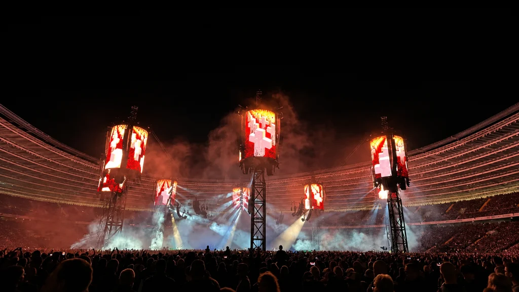 Widok sceny M72 World Tour podczas koncertu Metalliki na Stadionie Śląskim w Chorzowie w 2026 roku.